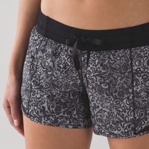 EUC Lululemon Hotty Hot 2.5 inch Short Size 6